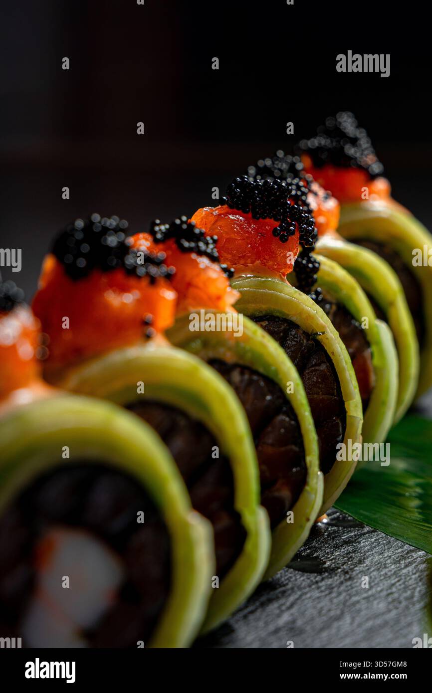 Il processo di preparazione dei panini di sushi Foto Stock