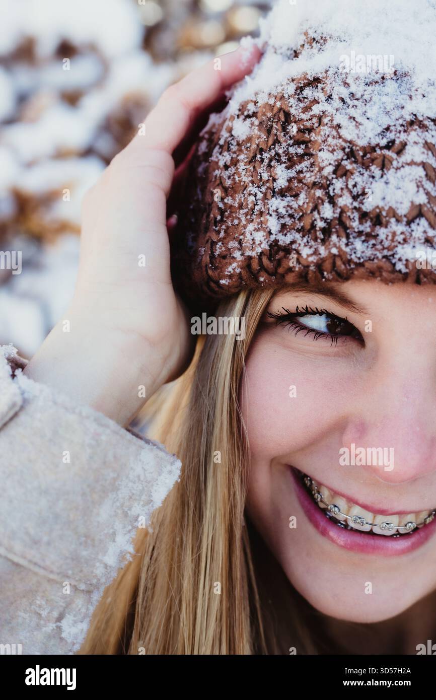 Servizio fotografico Snowy Senior con sfondo Evergreen Foto Stock