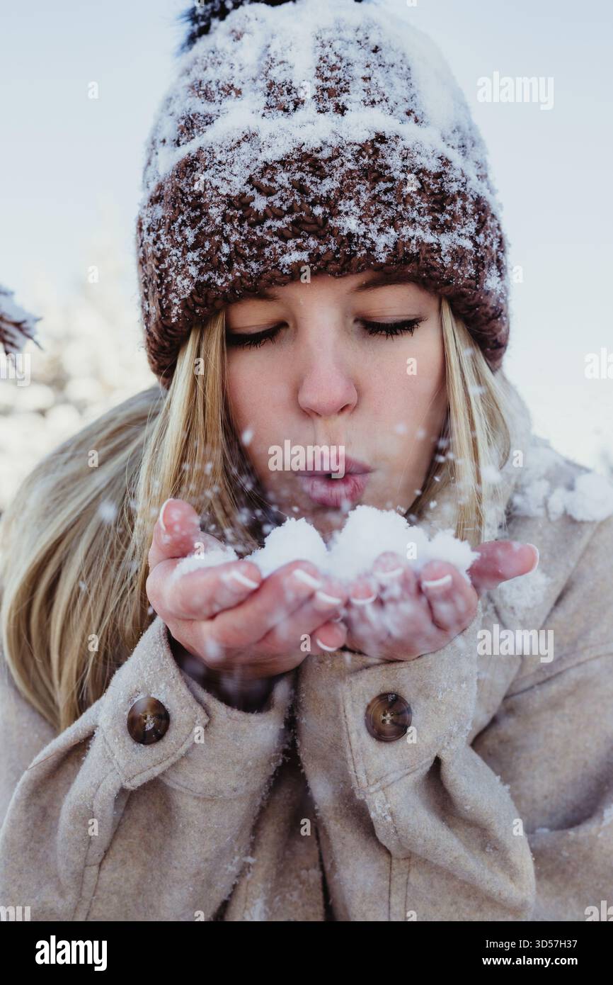 Servizio fotografico Snowy Senior con sfondo Evergreen Foto Stock