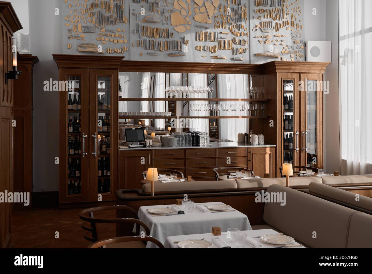 Elegante zona pranzo in un ristorante moderno con un ambiente di classe Foto Stock