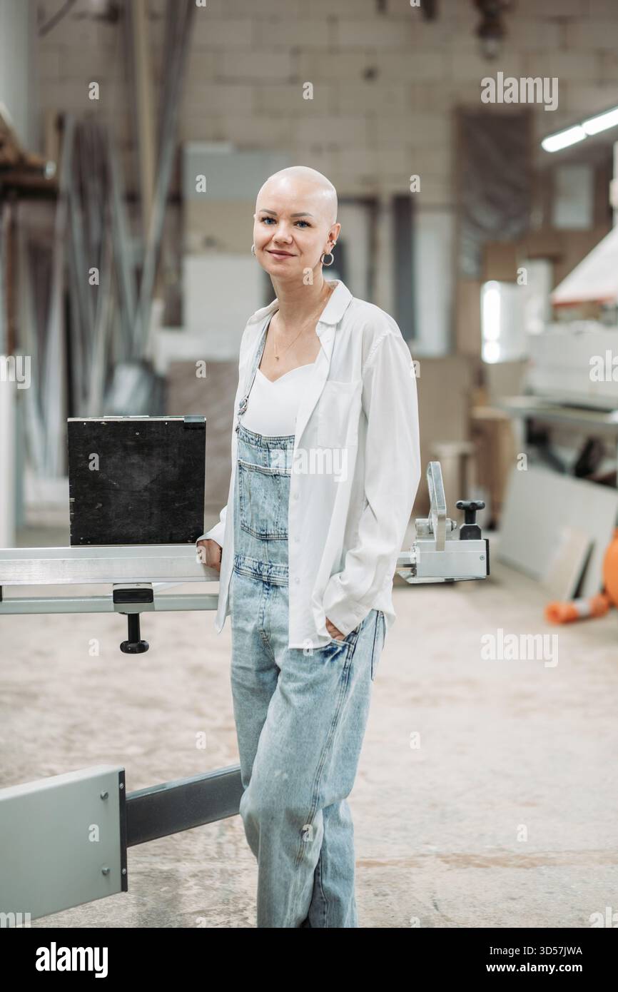 Donna calva in un'officina di mobili, ritratto industriale Foto Stock