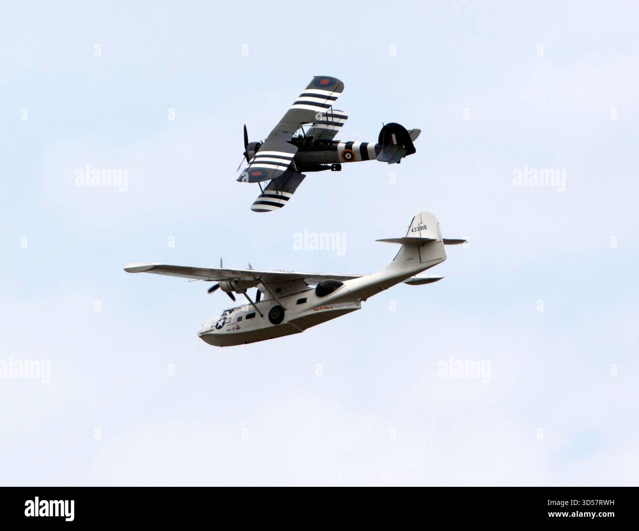 Spettacolo di volo marittimo scenario costituito da un Consolidated PBY-5A Catalina e un Fairey Swordfish MkI, al Battle of Britain Air Show, IWM Duxford 2025. Foto Stock