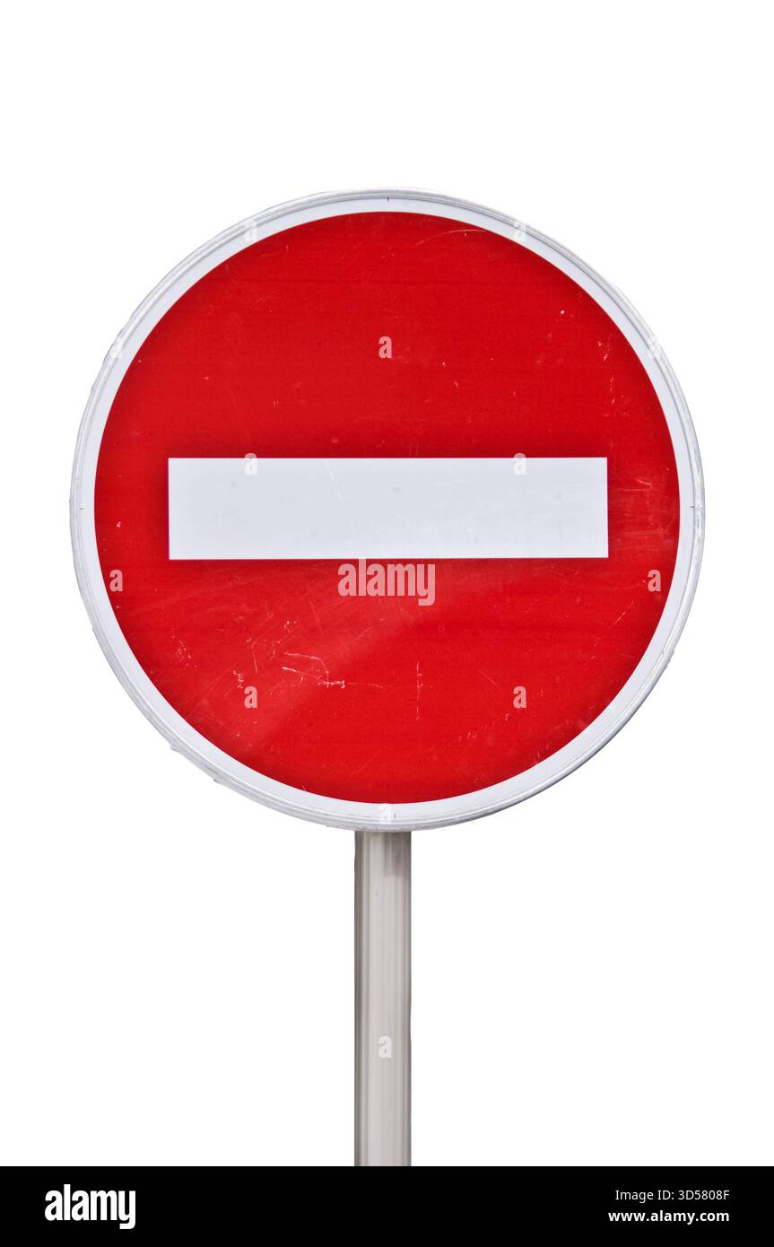 Foto di un cartello rosso rotondo senza ingresso, isolato su sfondo bianco, ritagliato Foto Stock