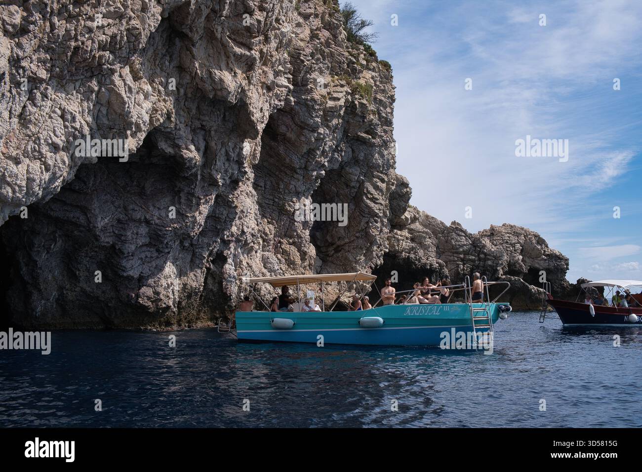Barche che visitano la Grotta Azzurra di Isola bella, in Sicilia a fine estate Foto Stock