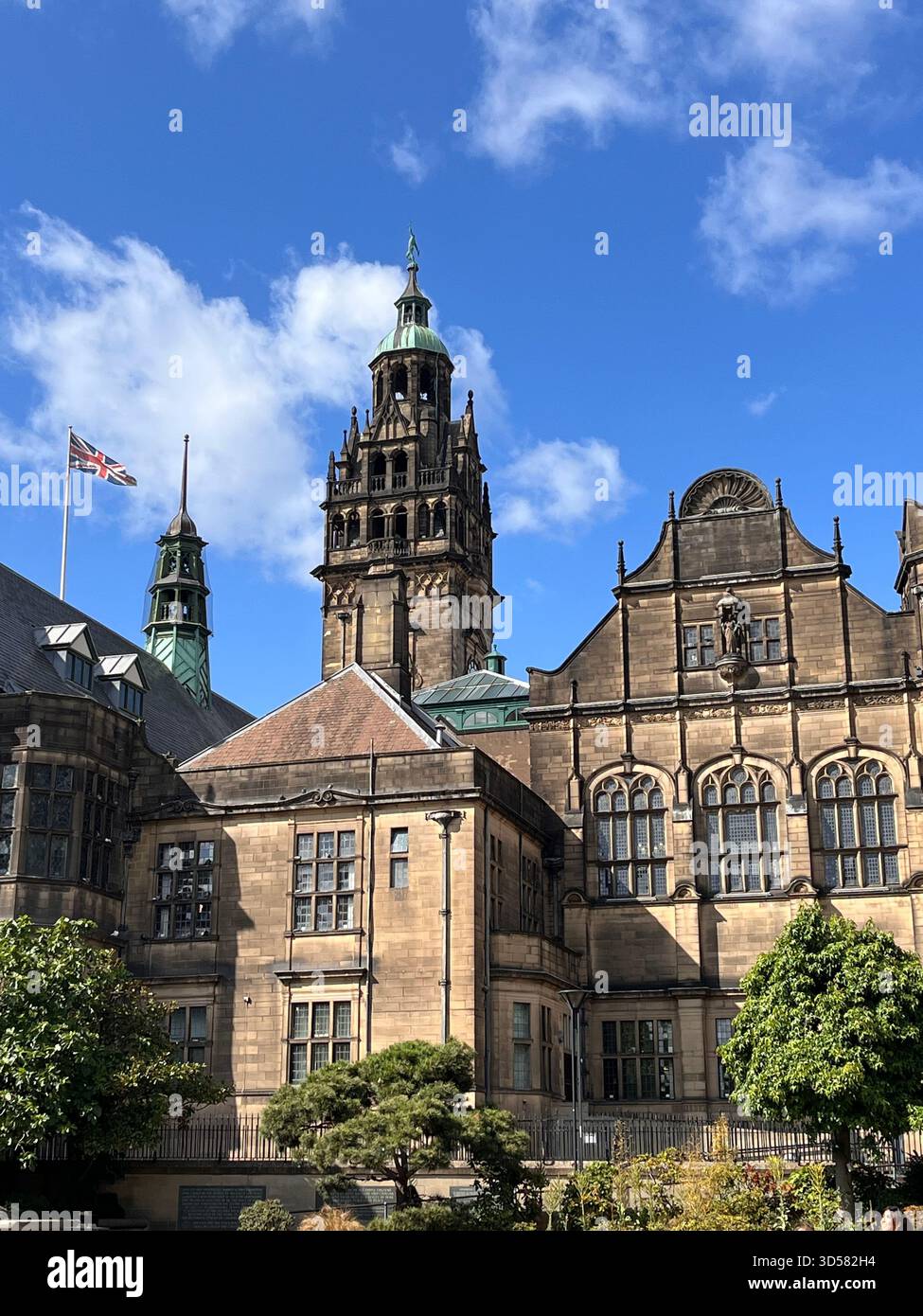 Un suggestivo edificio storico in pietra a Sheffield, Inghilterra, caratterizzato da un'alta torre architettonica con dettagli ornamentali. - Immagine stock catturata con smartphone