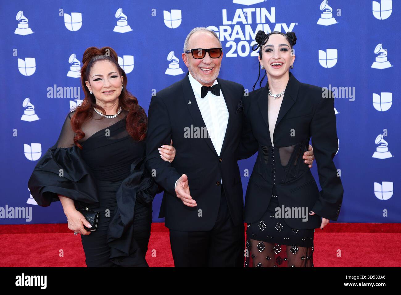 Las Vegas, Stati Uniti. 13 novembre 2025. (L-R) Gloria Estefan, Emilio Estefan ed Emily Estefan arrivano per il 26° Latin Grammy Awards annuale alla MGM Garden Arena di Las Vegas, Nevada, giovedì 13 novembre 2025. Foto di James Atoa/UPI credito: UPI/Alamy Live News Foto Stock