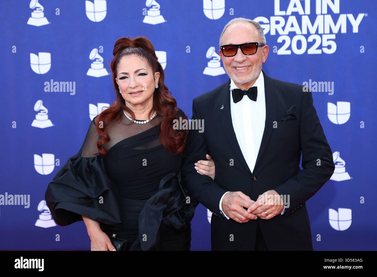Las Vegas, Stati Uniti. 13 novembre 2025. (L-R) Emilio Estefan e Gloria Estefan arrivano per il 26° Latin Grammy Awards annuale alla MGM Garden Arena di Las Vegas, Nevada, giovedì 13 novembre 2025. Foto di James Atoa/UPI credito: UPI/Alamy Live News Foto Stock