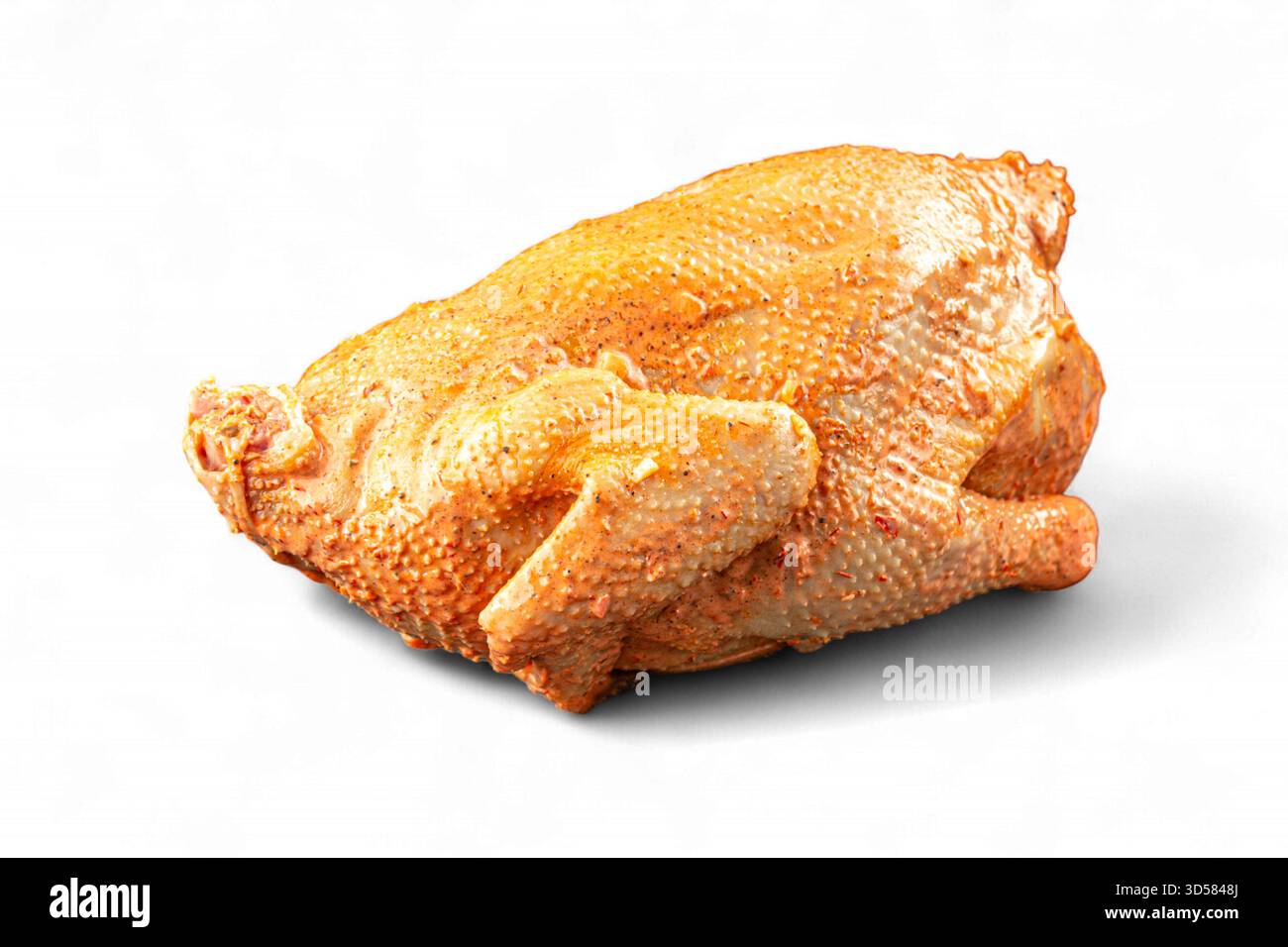 Pollo crudo intero marinato isolato su bianco Foto Stock