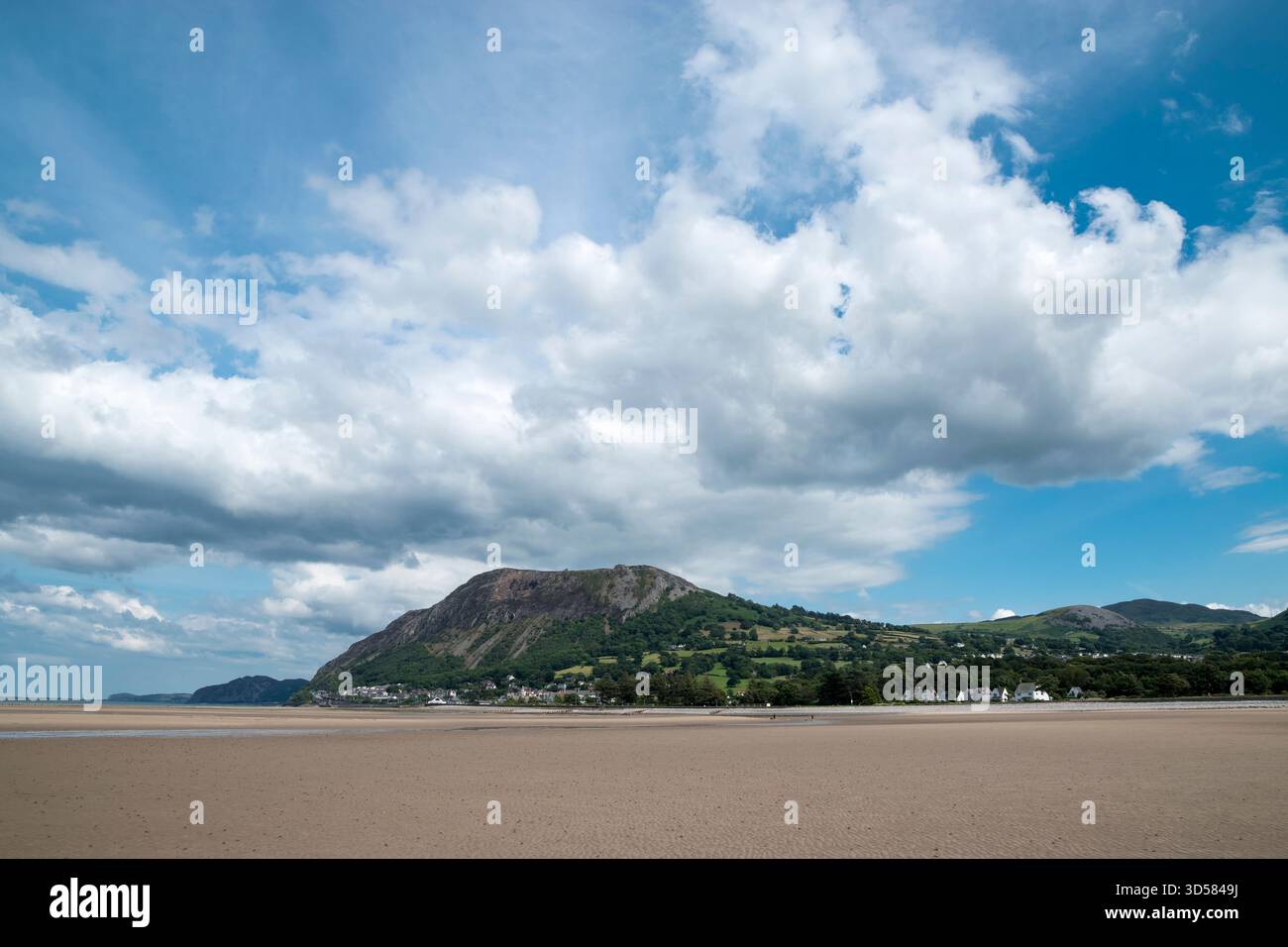 Llanfairfechan, sulla costa del Galles del Nord, guardando verso il promontorio di Penmaen Mawr Foto Stock