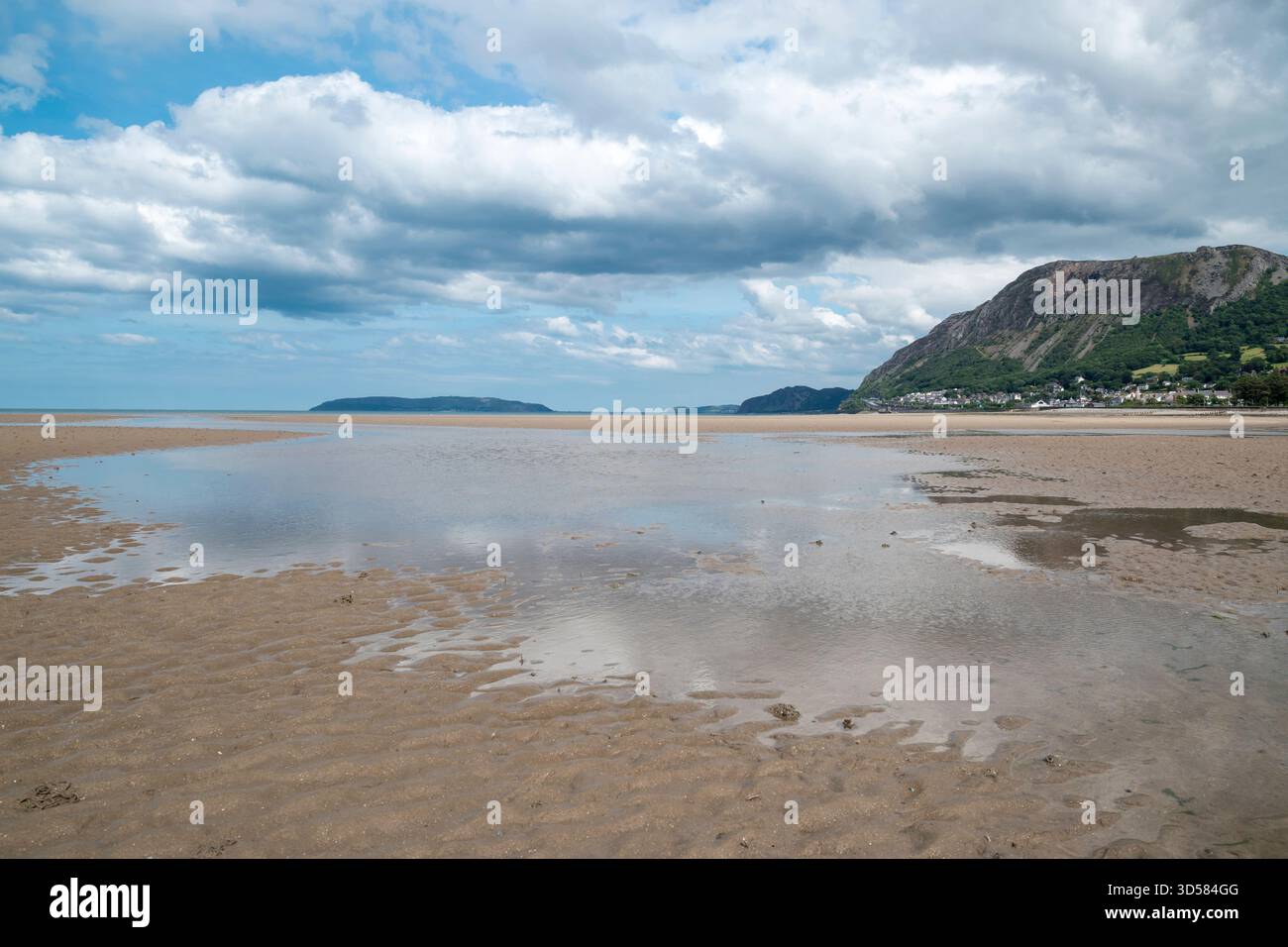 Llanfairfechan, sulla costa del Galles del Nord, guardando verso il promontorio di Penmaen Mawr Foto Stock