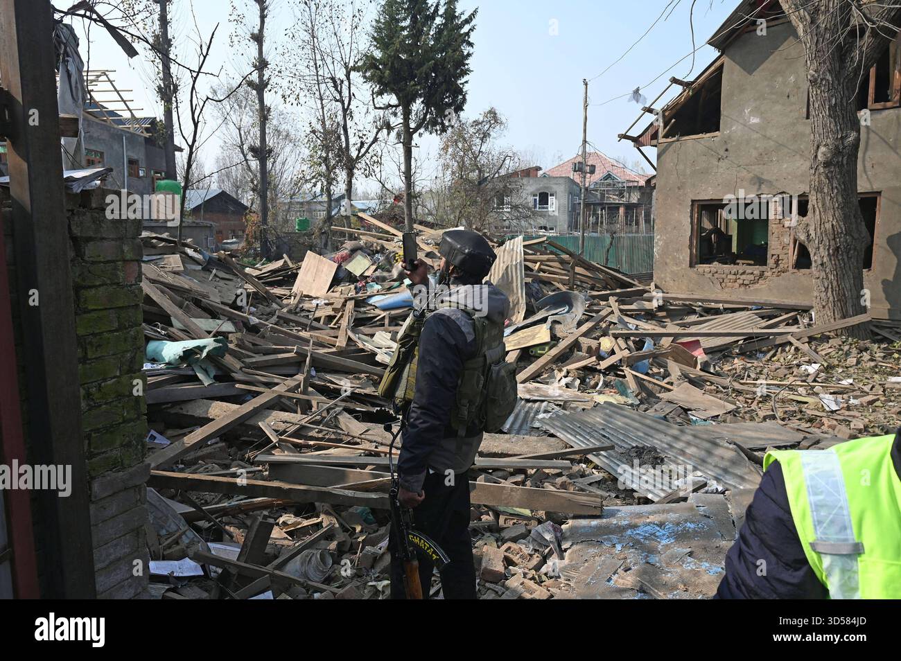 PULWAMA, INDIA - 14 NOVEMBRE: Soldato dell'esercito è visto vicino alla casa demolita del suicida Dr Umar Nabi nel villaggio di Koil il 14 novembre 2025 a Pulwama, India. La struttura, situata nel villaggio di Koil, è stata abbattuta come parte delle indagini in corso sull'attacco. L'esplosione dell'auto nei pressi di Red Fort di lunedì sera ha ucciso 13 persone e ha lasciato molti feriti. I funzionari dissero che Umar era al volante della Hyundai i20 al momento dell'incidente e che la sua identità era stata stabilita dopo che i campioni di DNA raccolti dal sito corrispondevano a quelli di sua madre. Foto di Waseem Andrabi/Hindustan Foto Stock