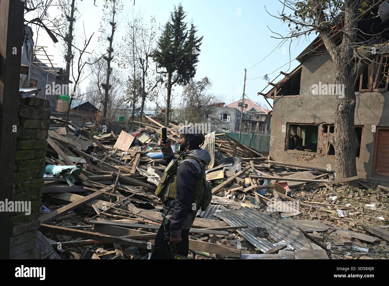 PULWAMA, INDIA - 14 NOVEMBRE: Soldato dell'esercito è visto vicino alla casa demolita del suicida Dr Umar Nabi nel villaggio di Koil il 14 novembre 2025 a Pulwama, India. La struttura, situata nel villaggio di Koil, è stata abbattuta come parte delle indagini in corso sull'attacco. L'esplosione dell'auto nei pressi di Red Fort di lunedì sera ha ucciso 13 persone e ha lasciato molti feriti. I funzionari dissero che Umar era al volante della Hyundai i20 al momento dell'incidente e che la sua identità era stata stabilita dopo che i campioni di DNA raccolti dal sito corrispondevano a quelli di sua madre. Foto di Waseem Andrabi/Hindustan Foto Stock