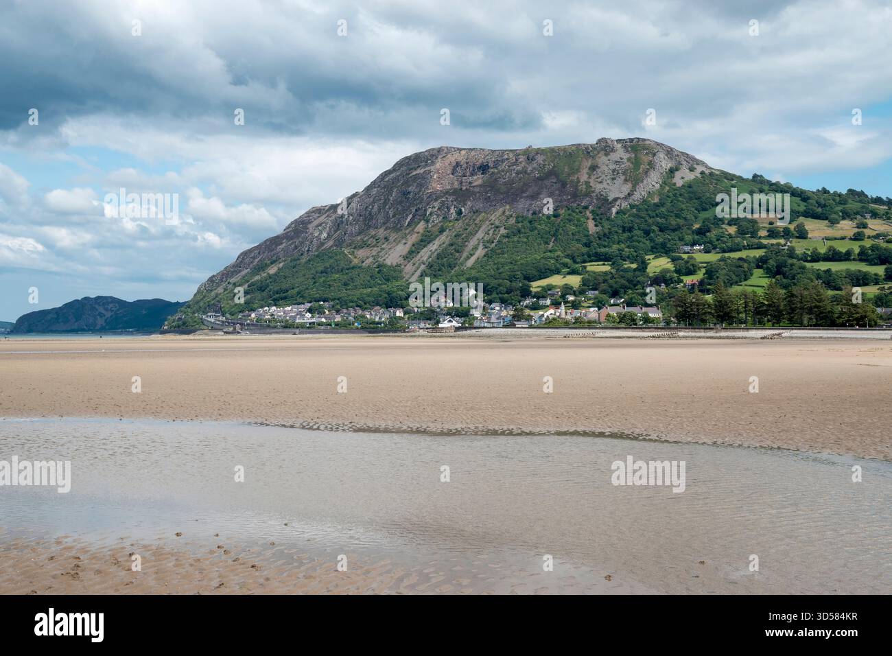 Llanfairfechan, sulla costa del Galles del Nord, guardando verso il promontorio di Penmaen Mawr Foto Stock