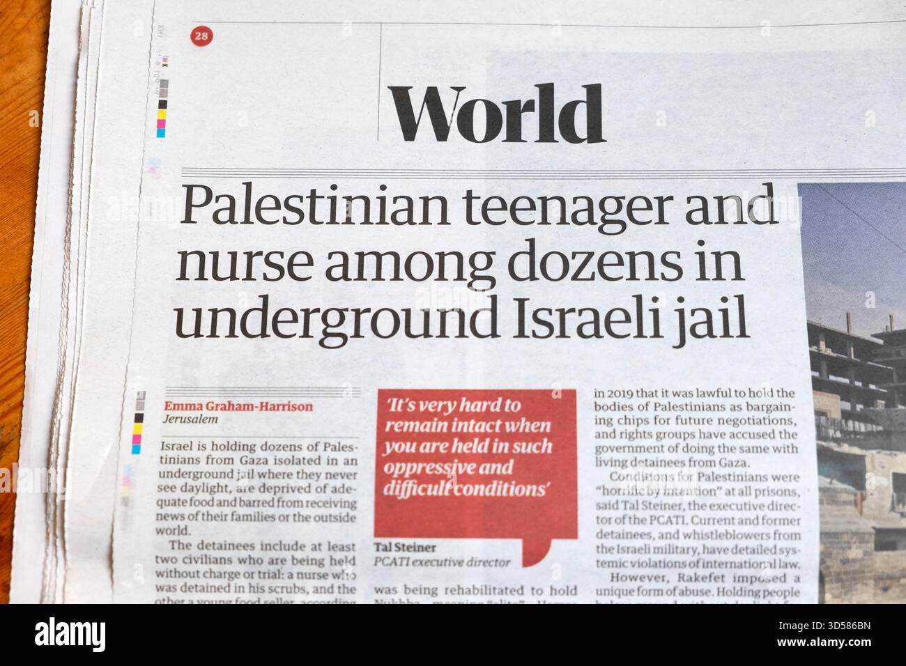 "Adolescente palestinese e infermiera tra le dozzine nella prigione israeliana sotterranea" titolo del quotidiano The Guardian 6 novembre 2025 Israele Gaza articolo Londra Regno Unito Foto Stock