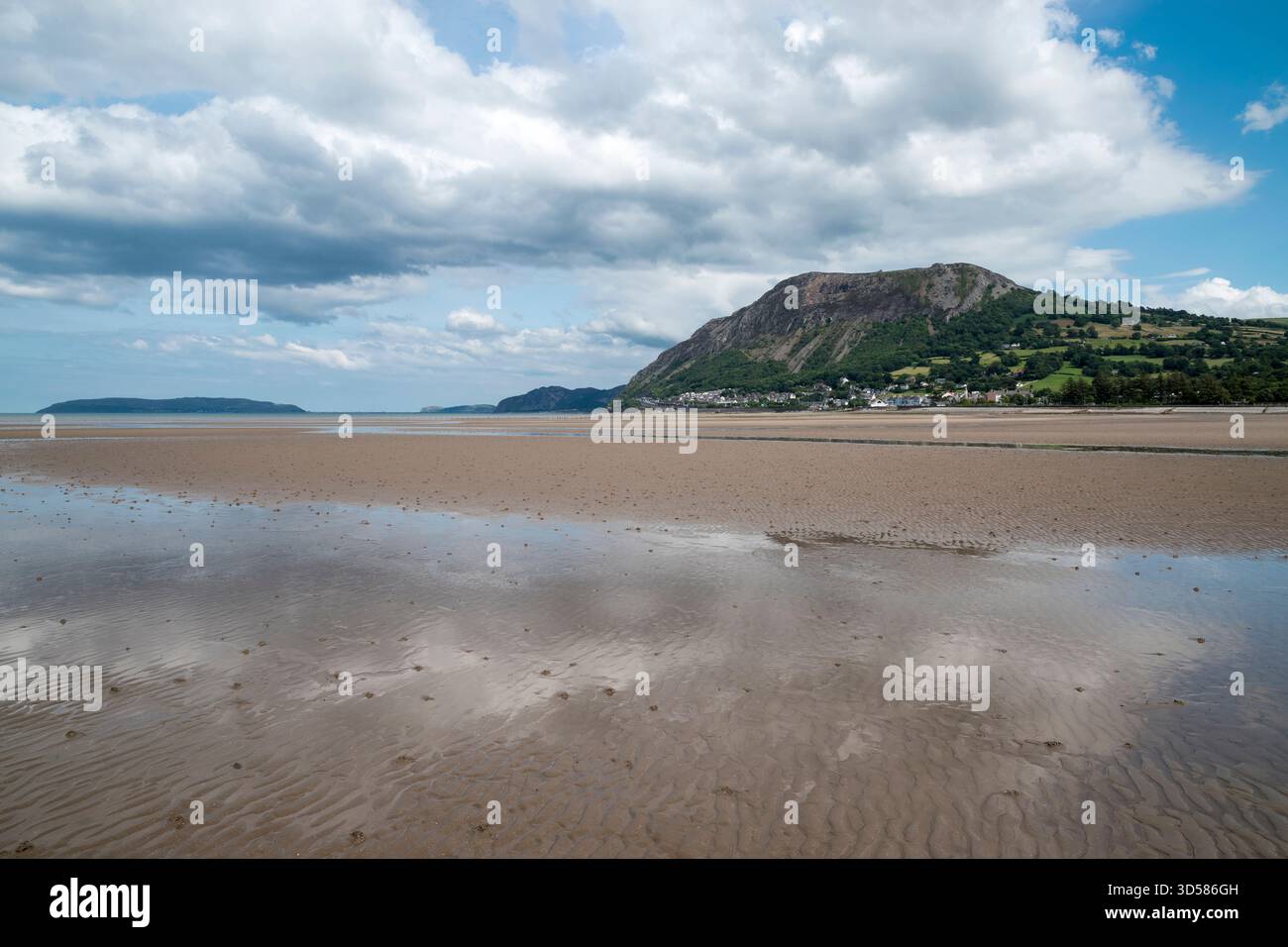 Llanfairfechan, sulla costa del Galles del Nord, guardando verso il promontorio di Penmaen Mawr Foto Stock