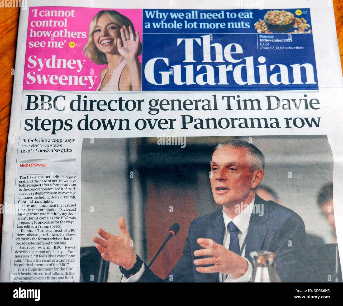 "Il direttore generale della BBC Tim DAVIE scende sopra Panorama Row" titolo della prima pagina del quotidiano Guardian 10 novembre 2025 Londra Regno Unito Gran Bretagna Foto Stock
