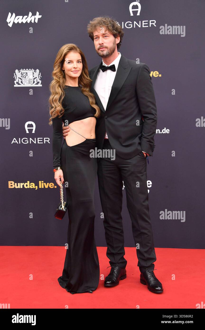 Yvonne Catterfeld mit Freund Adam von Mack bei der 77. Bambi-Verleihung 2025 nei den Bavaria Filmstudios. München, 13.11.2025 Foto Stock