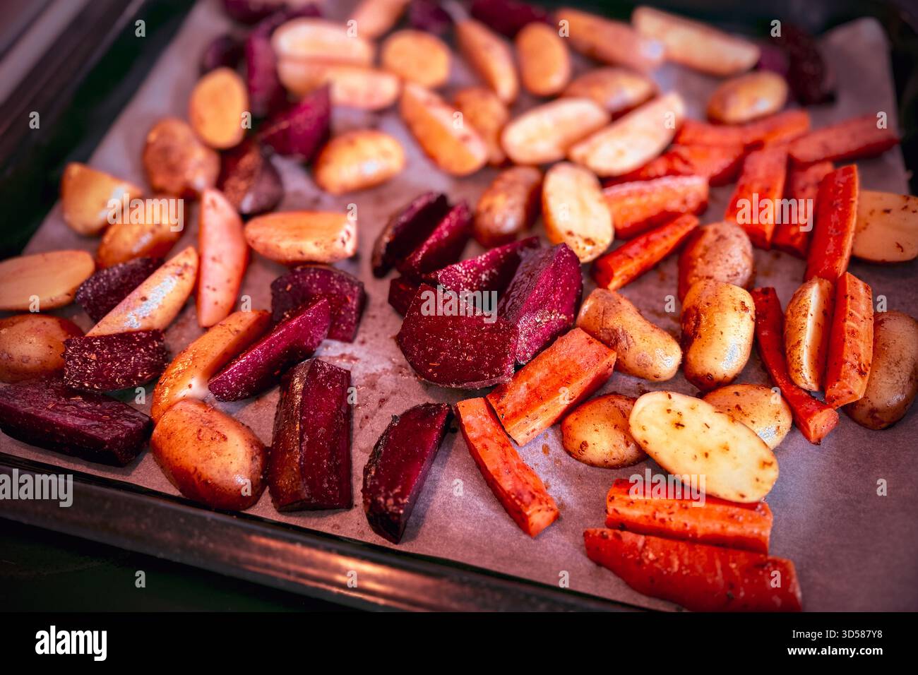 Verdure a base di radici biologiche, colorate e sane, fatte in casa, tra cui barbabietole, carote e patate Foto Stock