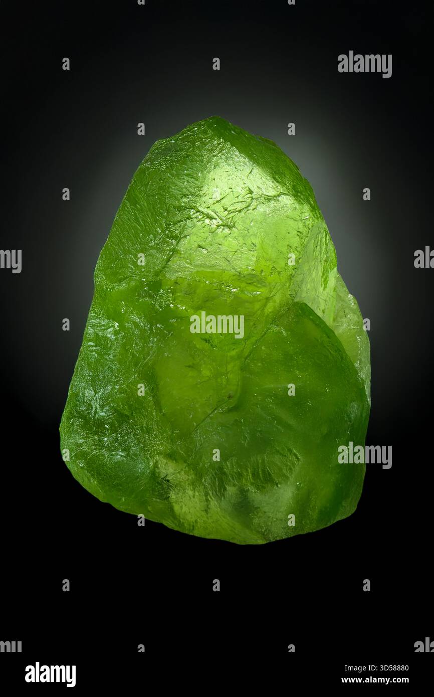 Minerale di uranio grezzo che mostra una consistenza ruvida con sottili riflessi verdi e proprietà radioattive naturali a basso livello ovunque. Foto Stock