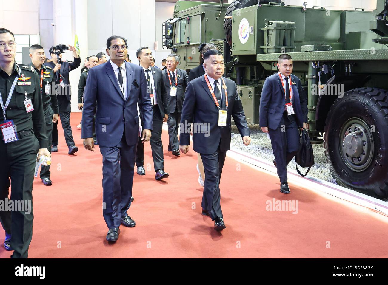 L'ultimo giorno della difesa e della sicurezza 2025, l'esposizione biennale, la conferenza e l'evento di networking per il settore della difesa e della sicurezza in Asia, riuniti dalle tre principali forze militari dell'ASEAN, mette in mostra i più recenti progressi nelle tecnologie terrestri, aeree, marittime e della difesa informatica. Con oltre 500 aziende e numerosi padiglioni nazionali, l'evento fornisce una piattaforma strategica per mostrare sistemi all'avanguardia che vanno dai veicoli blindati e droni senza equipaggio alle apparecchiature di comunicazione e sorveglianza, promuovendo al contempo gli scambi attraverso conferenze ufficiali e delegazioni. (Foto di A. Foto Stock