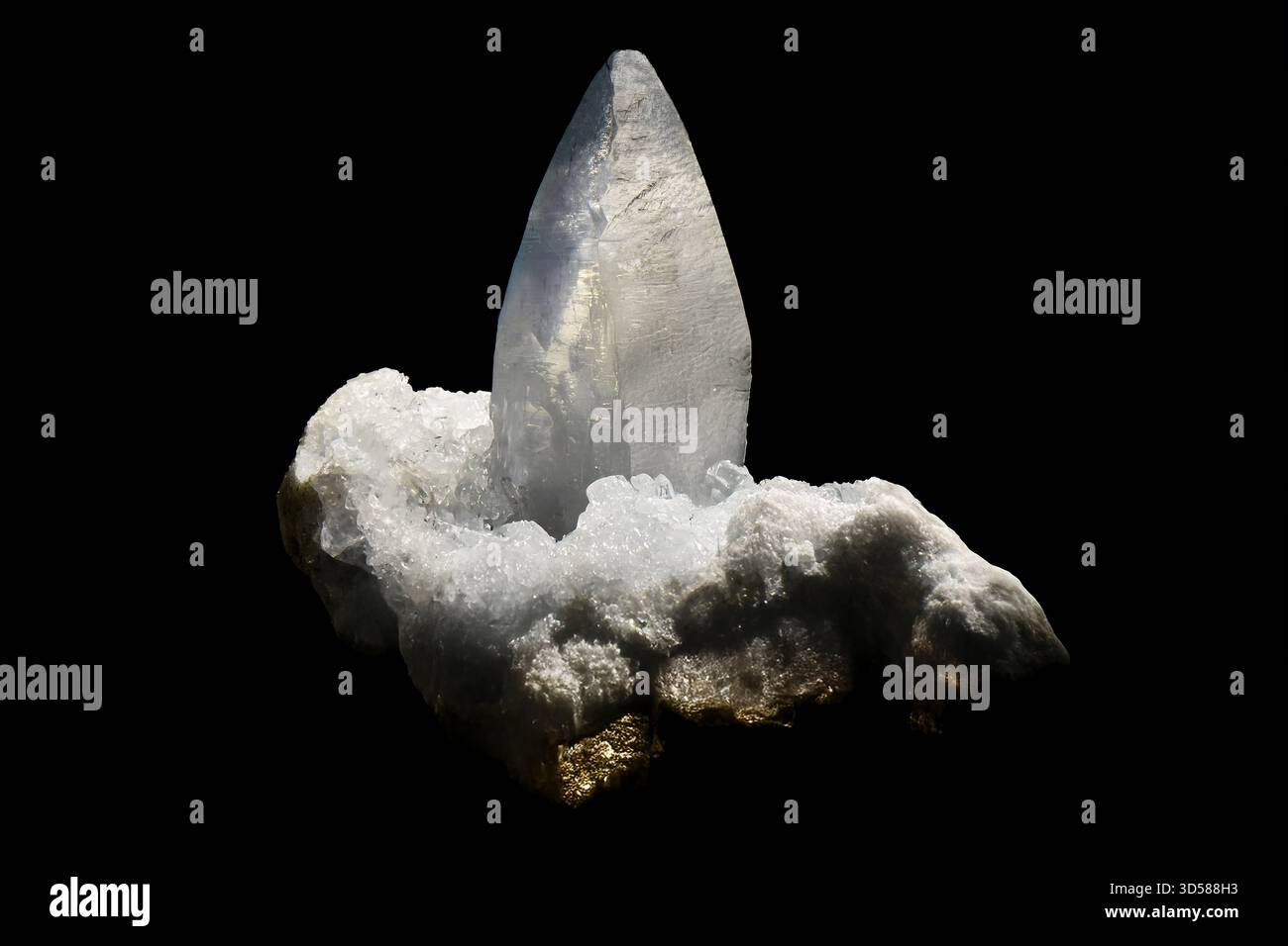 Lo splendido cristallo celestine si erge alto con una chiarezza traslucida che mostra un'elegante struttura minerale bianca e delicata texture cristallina naturale. Foto Stock