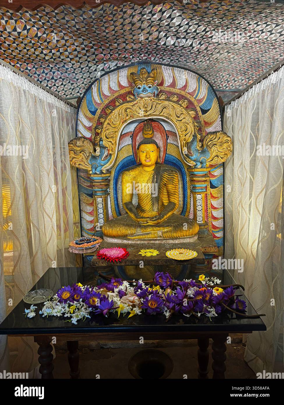 Dambulla, Sri Lanka 11-10-25. Statua del Buddha all'interno del Tempio della Grotta di Dambulla, si trova nella Grotta 3 - Maha Alut Viharaya, Buddha seduto Foto Stock
