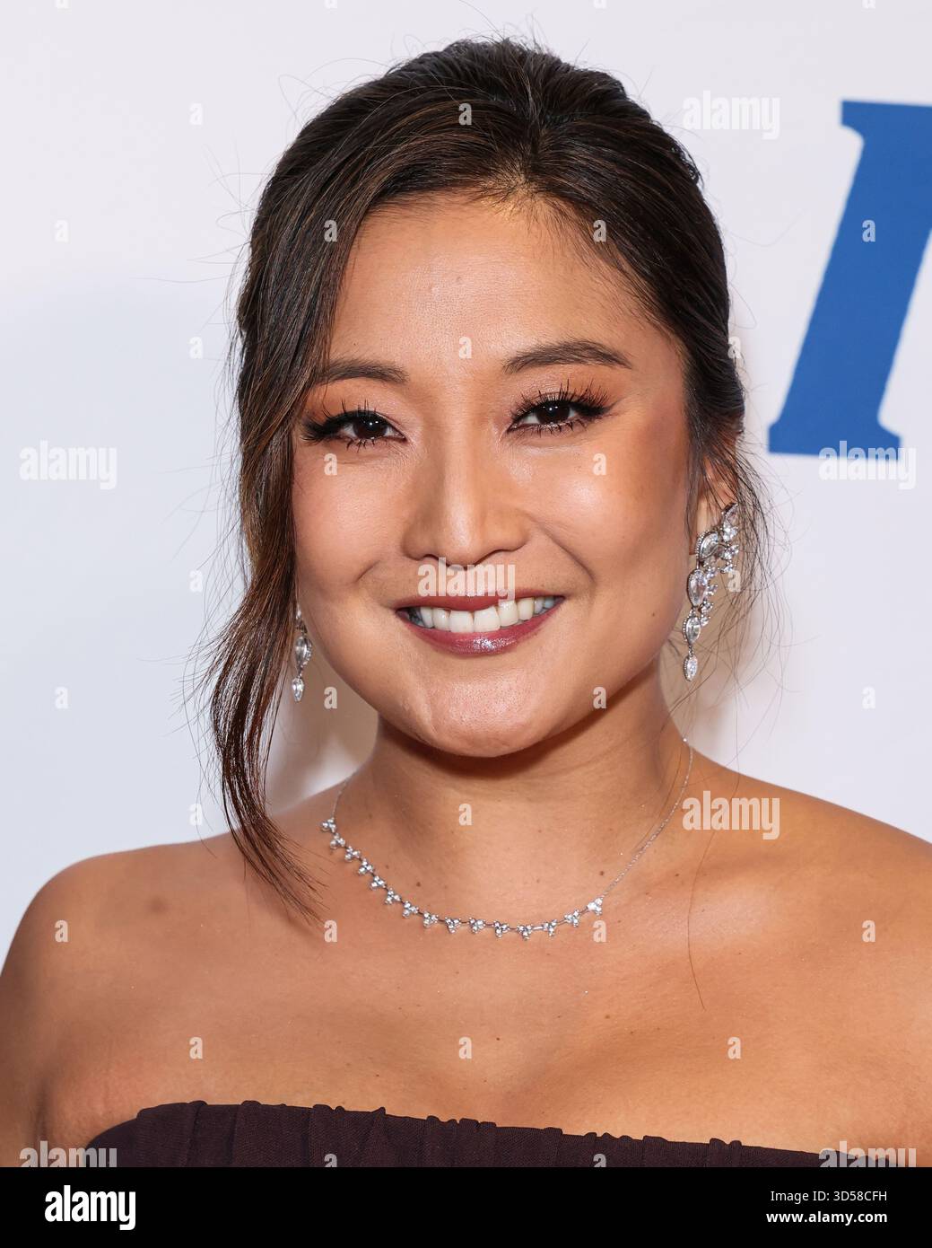 Beverly Hills, Stati Uniti. 14 novembre 2025. BEVERLY HILLS, LOS ANGELES, CALIFORNIA, Stati Uniti d'America - 13 NOVEMBRE: L'attrice, cantante e ballerina coreana-americana Ashley Park arriva all'International Medical Corps Annual Awards Celebration 2025 tenutasi al Beverly Wilshire, Un Four Seasons Hotel il 13 novembre 2025 a Beverly Hills, Los Angeles, California, Stati Uniti. (Foto di Xavier Collin/Image Press Agency) credito: Image Press Agency/Alamy Live News Foto Stock