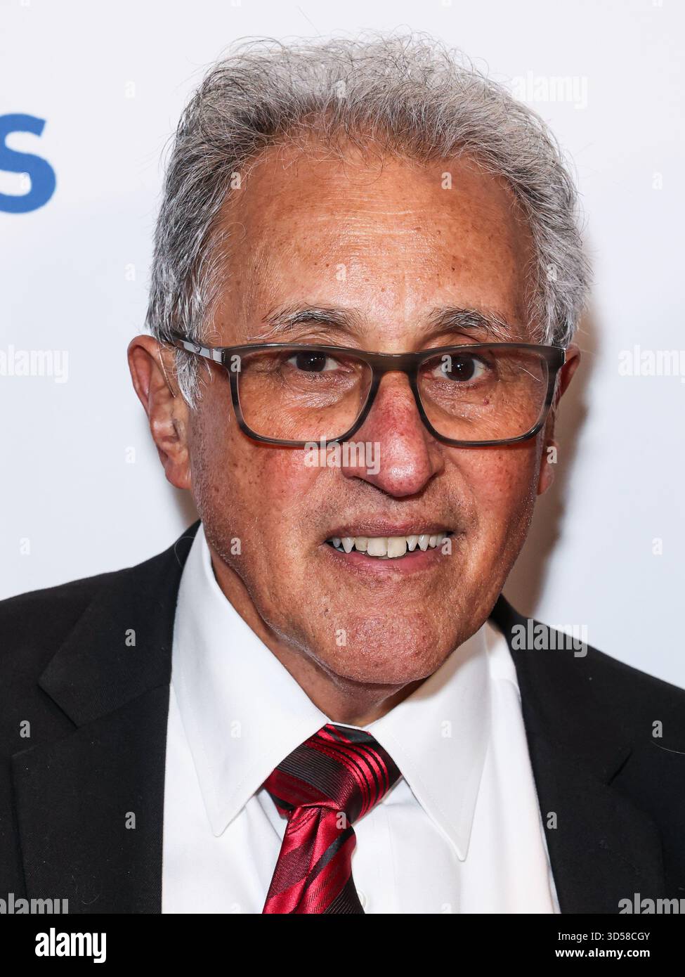 Beverly Hills, Stati Uniti. 14 novembre 2025. BEVERLY HILLS, LOS ANGELES, CALIFORNIA, Stati Uniti d'America - 13 NOVEMBRE: Il Dr. Robert Simon arriva all'International Medical Corps Annual Awards Celebration 2025 tenutasi al Beverly Wilshire, Un Four Seasons Hotel il 13 novembre 2025 a Beverly Hills, Los Angeles, California, Stati Uniti. (Foto di Xavier Collin/Image Press Agency) credito: Image Press Agency/Alamy Live News Foto Stock