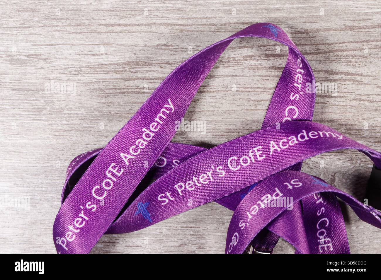 Cordone viola con testo stampato che recita la scuola "St Peter's CofE Academy" a trent staffordshire, regno unito Foto Stock