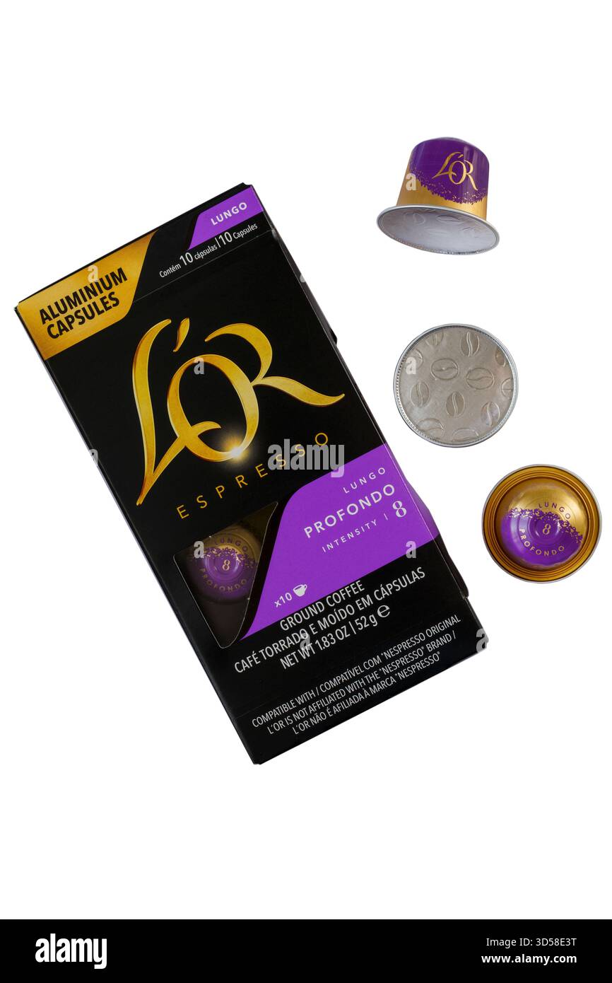 Scatola di cialde di caffè l'Or espresso lungo lungo profondo in alluminio con 3 capsule rimosse isolate su fondo bianco - caffè macinato Foto Stock