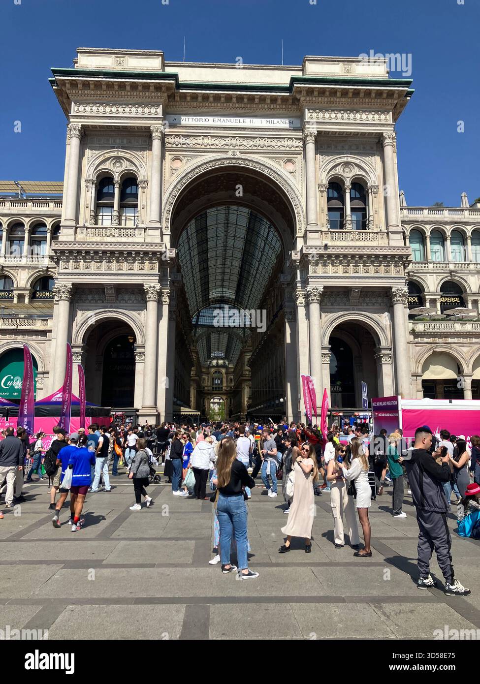 Italia. Milano. Piazza del Duomo. Ingresso alla Galleria Vittorio Emanuele II Foto Stock