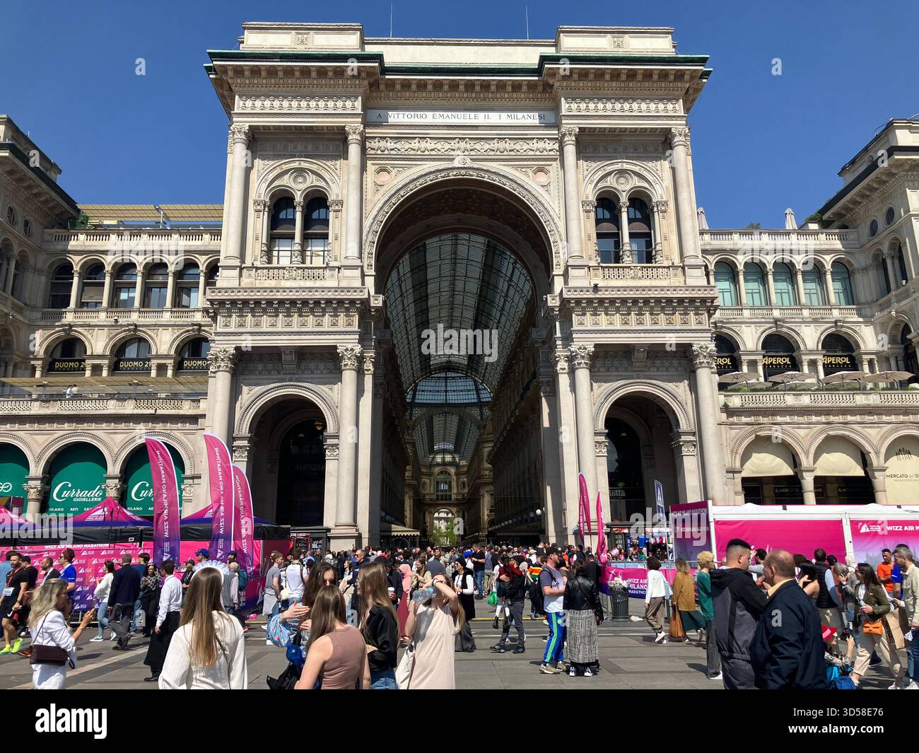 Italia. Milano. Piazza del Duomo. Ingresso alla Galleria Vittorio Emanuele II Foto Stock