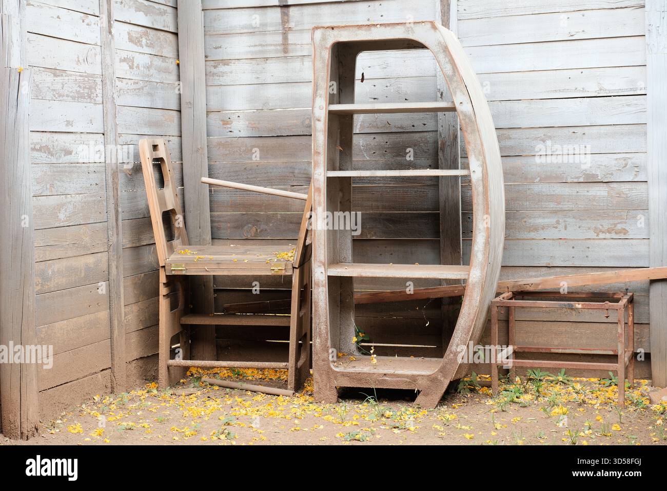 Mobili in legno con agenti atmosferici contro pareti rustiche Foto Stock