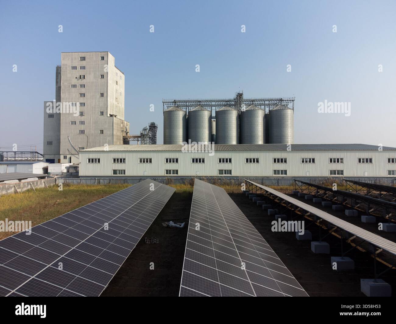 Solar Photovoltaics accanto a Grain Silos presso Industrial Plant, Cina Foto Stock