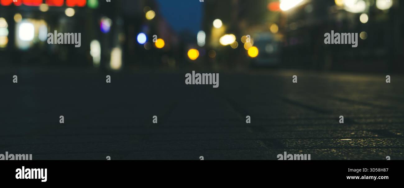 Striscione di lampioni di notte. Luci colorate della città durante la notte con luci al neon Foto Stock