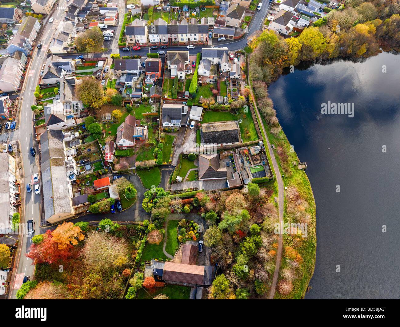 Vista aerea con droni delle case residenziali e del lago a Ebbw vale, Galles, durante l'autunno Foto Stock