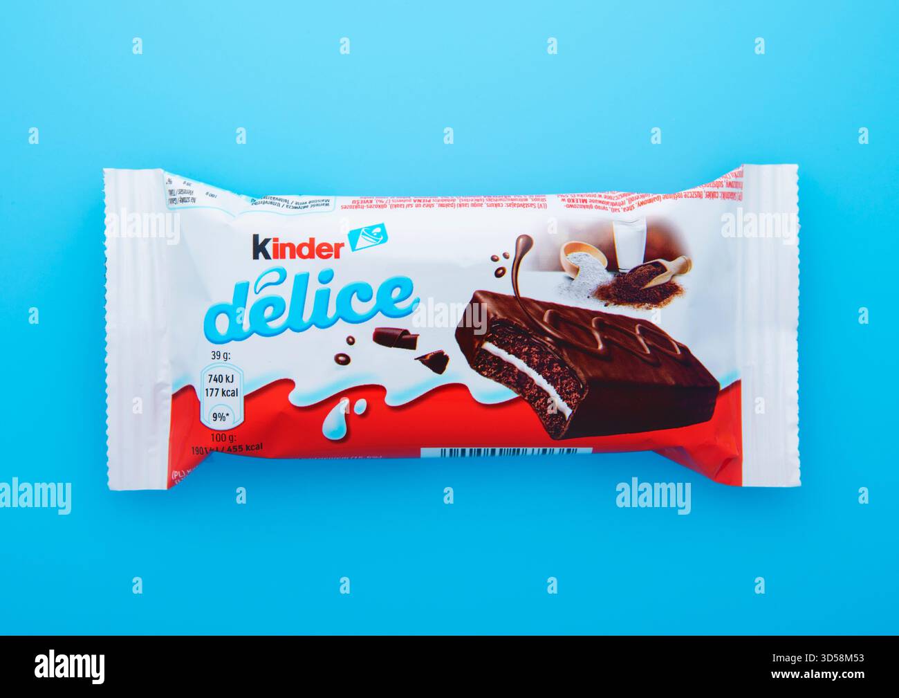LONDRA, Regno Unito - 27 FEBBRAIO 2025: Torta di spugne al cacao Kinder con uno snack bar al centro morbido, cremoso e lattiginoso su blu. Foto Stock