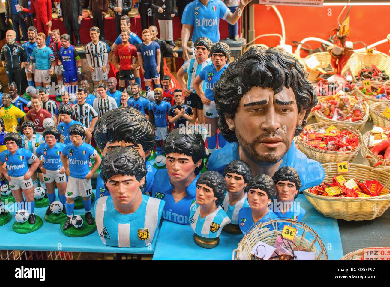 Napoli, Italia- 28.3,2022: Souvenir tradizionali di strada, miniature del famoso D. A. Maradona e di altri calciatori del SSC Neapol Foto Stock