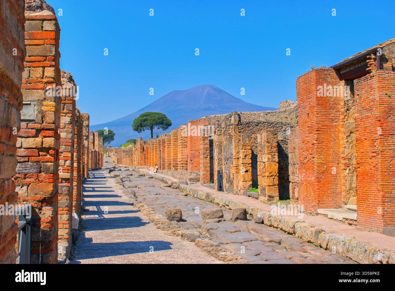 Pompei, Campania, Napoli, Italia - rovine di un'antica città sepolta sotto cenere vulcanica e pomice durante l'eruzione del Vesuvio nel 79 d.C. Foto Stock