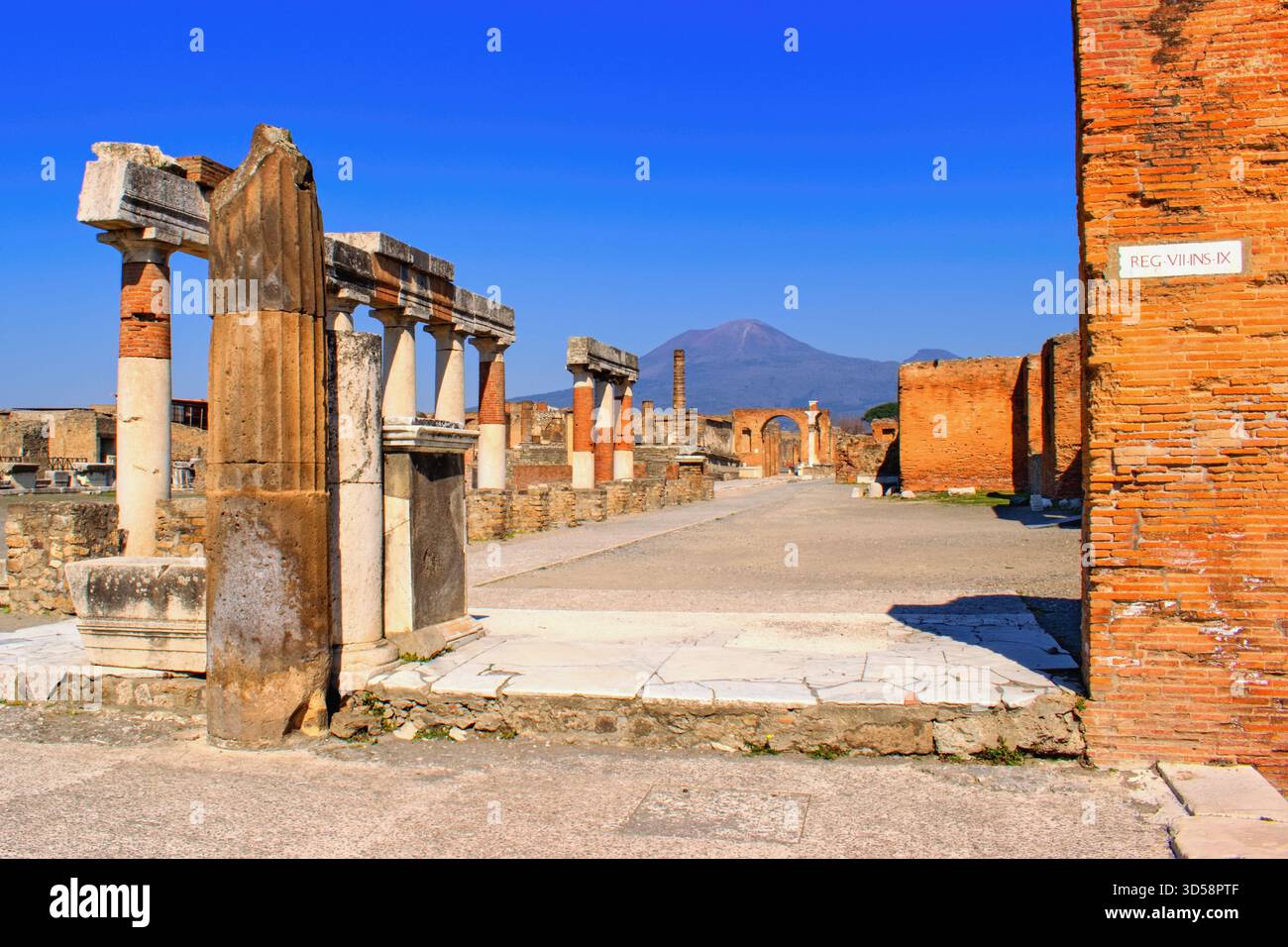 Pompei, Campania, Napoli, Italia - rovine di un'antica città sepolta sotto cenere vulcanica e pomice durante l'eruzione del Vesuvio nel 79 d.C. Foto Stock