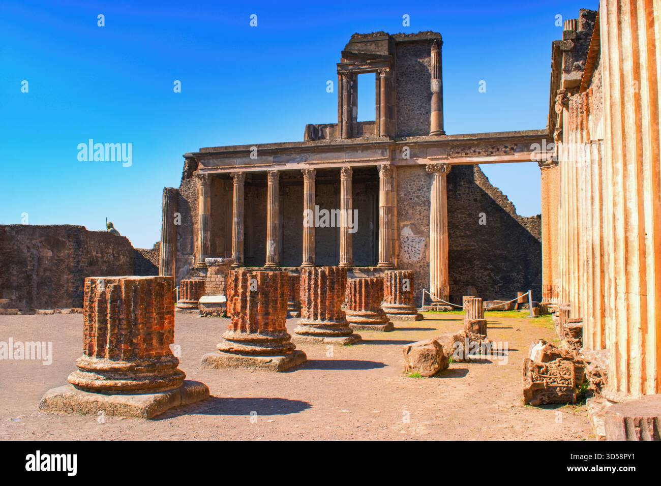 Pompei, Campania, Napoli, Italia - rovine di un'antica città sepolta sotto cenere vulcanica e pomice durante l'eruzione del Vesuvio nel 79 d.C. Foto Stock
