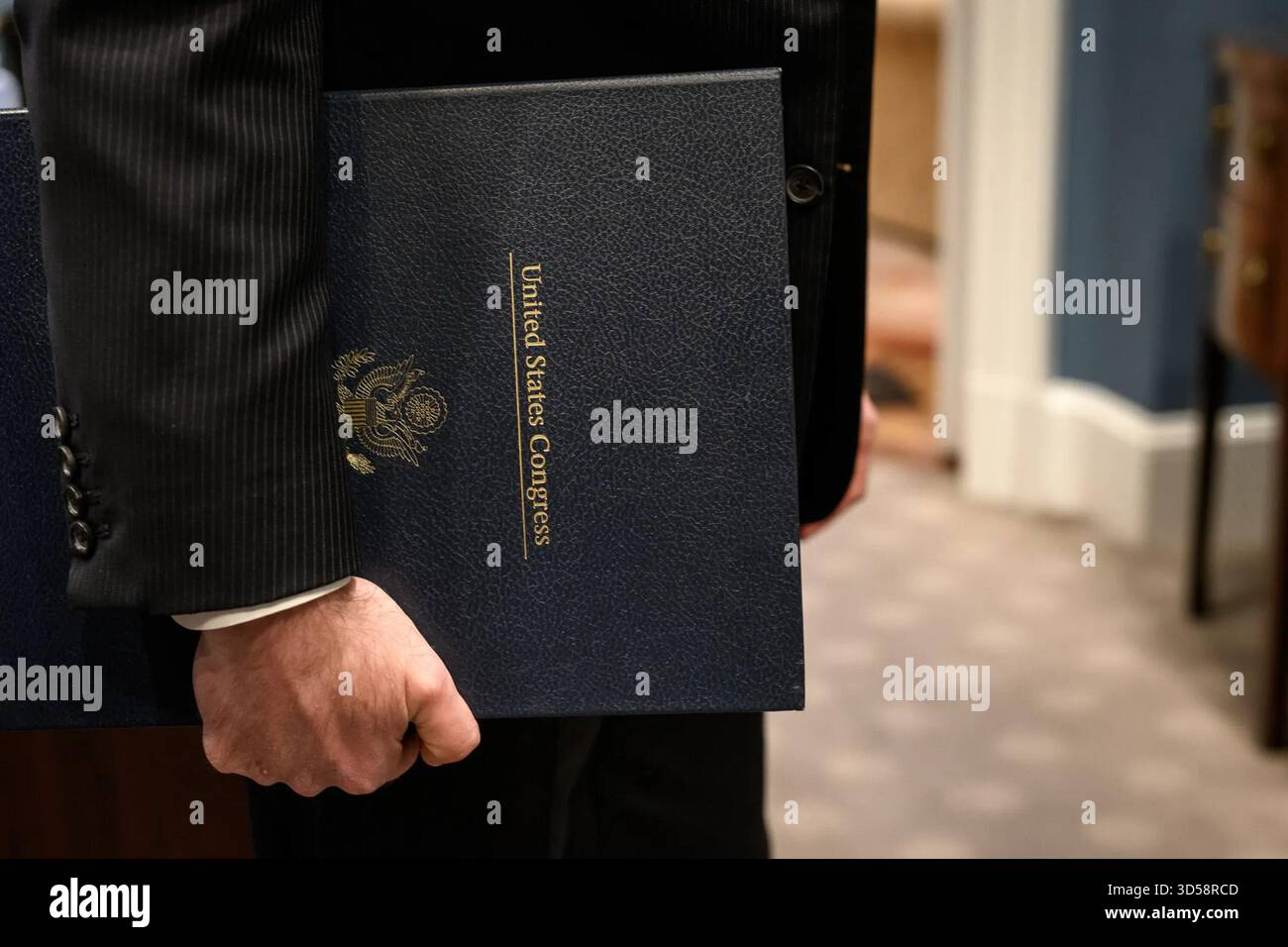Una vista ravvicinata di una cartella del Congresso degli Stati Uniti contenente il disegno di legge iscritto per riaprire il governo federale, portato da un assistente all'interno della Casa Bianca. Washington, D.C., 12 novembre 2025. Per gentile concessione della Casa Bianca. Foto Stock
