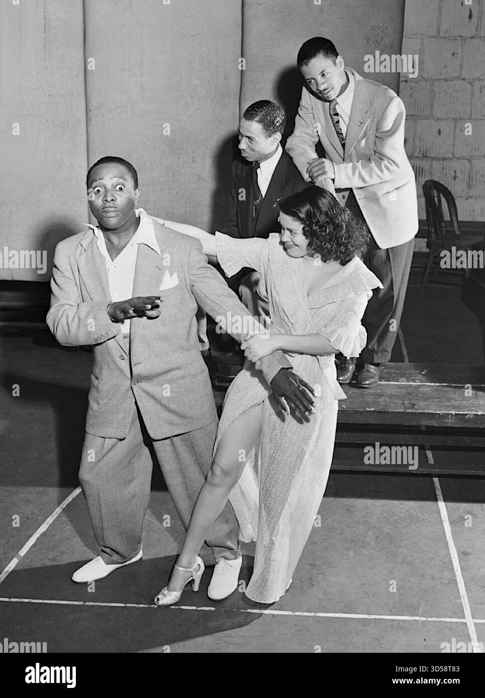 William P. Gottlieb - l'immagine vede il musicista Louis Jordan (a sinistra, in primo piano) e la sua band. Jordan era un sassofonista e cantante influente, ampiamente conosciuto come il "padre di Rhythm & Blues" e "nonno del Rock 'n' Roll" - 1946 Foto Stock