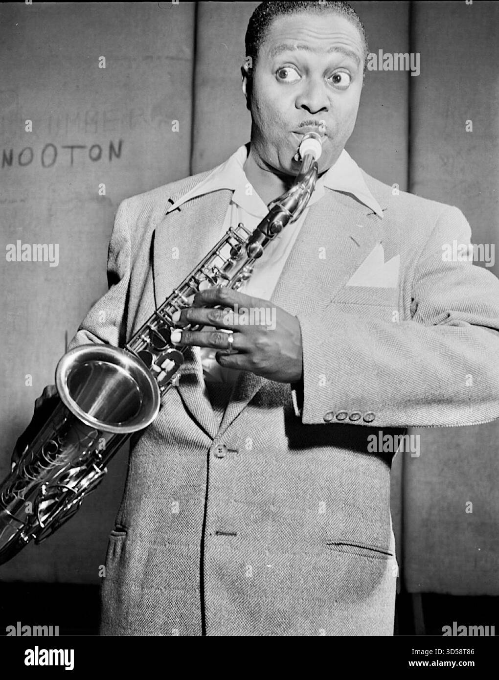 William P. Gottlieb - Louis Jordan pioniere del musicista, cantante e compositore americano conosciuto come il "Re del Jukebox", influente musicista, cantautore e bandleader americano. Era un pioniere del jump blues, un ibrido oscillante, up-tempo, orientato alla danza di jazz, blues e boogie-woogie. Foto Stock
