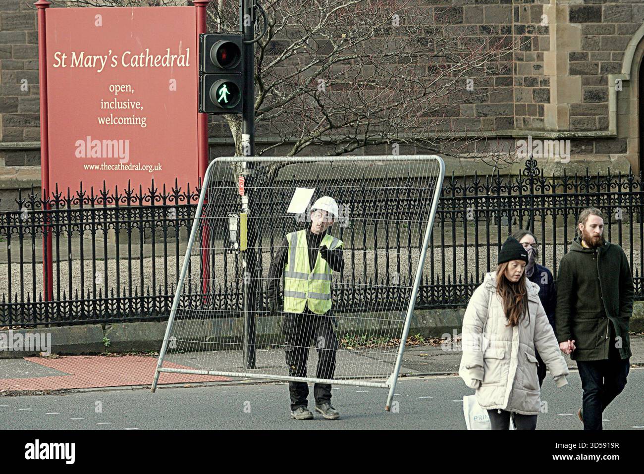 Glasgow, Scozia, Regno Unito. 14 novembre 2025. Meteo nel Regno Unito: Cloudyin, l'estremità occidentale della città, sulla grande strada occidentale e sulla A82, con la promessa di qualcosa di più in arrivo. Credit Gerard Ferry/Alamy Live News Foto Stock