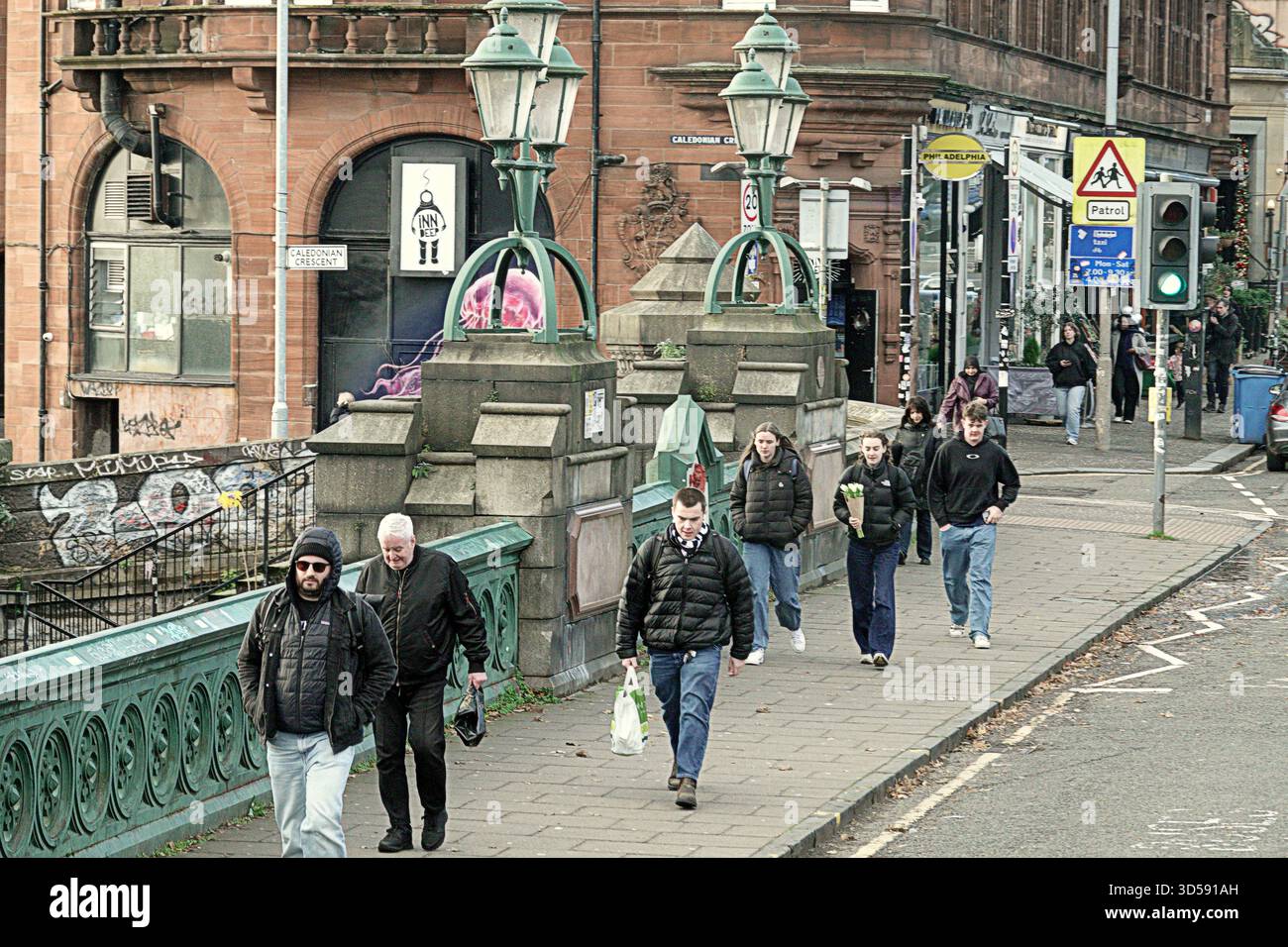 Glasgow, Scozia, Regno Unito. 14 novembre 2025. Meteo nel Regno Unito: Cloudyin, l'estremità occidentale della città, sulla grande strada occidentale e sulla A82, con la promessa di qualcosa di più in arrivo. Credit Gerard Ferry/Alamy Live News Foto Stock