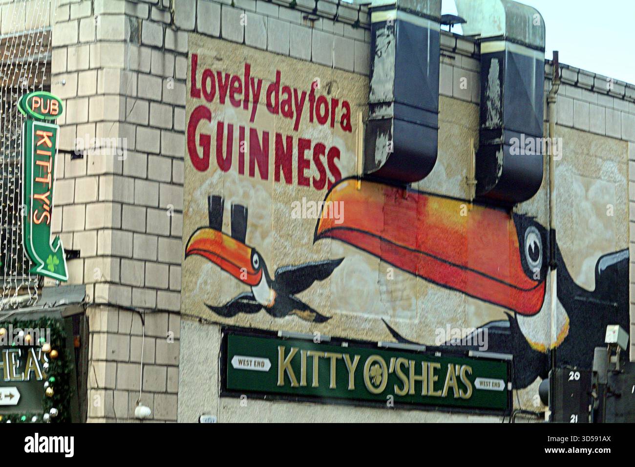 Glasgow, Scozia, Regno Unito. 14 novembre 2025. Meteo nel Regno Unito: Cloudyin, l'estremità occidentale della città, sulla grande strada occidentale e sulla A82, con la promessa di qualcosa di più in arrivo. Credit Gerard Ferry/Alamy Live News Foto Stock