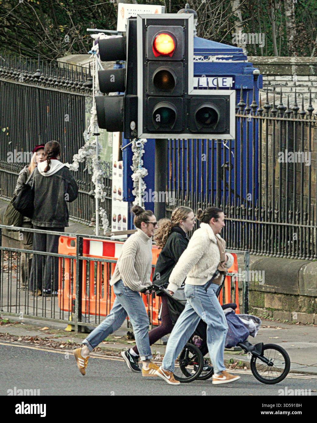 Glasgow, Scozia, Regno Unito. 14 novembre 2025. Meteo nel Regno Unito: Cloudyin, l'estremità occidentale della città, sulla grande strada occidentale e sulla A82, con la promessa di qualcosa di più in arrivo. Credit Gerard Ferry/Alamy Live News Foto Stock