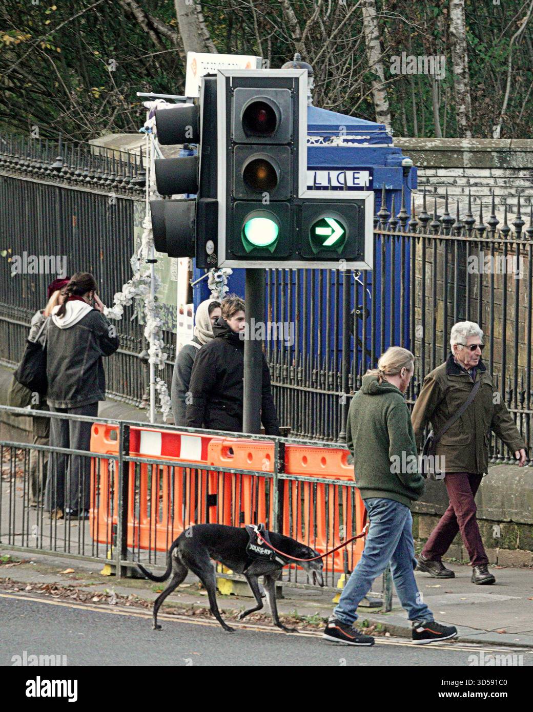 Glasgow, Scozia, Regno Unito. 14 novembre 2025. Meteo nel Regno Unito: Cloudyin, l'estremità occidentale della città, sulla grande strada occidentale e sulla A82, con la promessa di qualcosa di più in arrivo. Credit Gerard Ferry/Alamy Live News Foto Stock