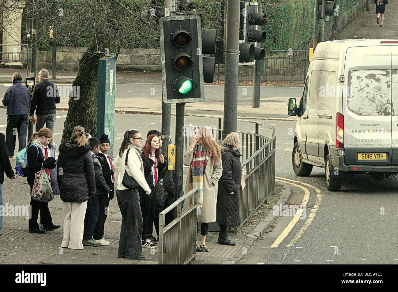 Glasgow, Scozia, Regno Unito. 14 novembre 2025. Meteo nel Regno Unito: Cloudyin, l'estremità occidentale della città, sulla grande strada occidentale e sulla A82, con la promessa di qualcosa di più in arrivo. Credit Gerard Ferry/Alamy Live News Foto Stock